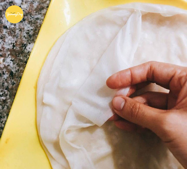 Đem bột bánh tráng đi hấp