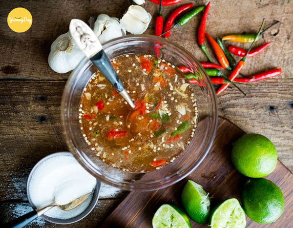 Làm nước chấm ăn bánh tráng thịt luộc