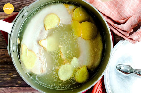Luộc thịt với gừng