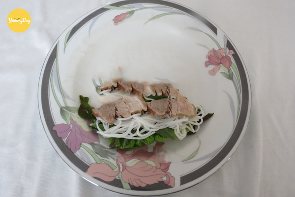 Cho thịt heo lên và cuốn bánh