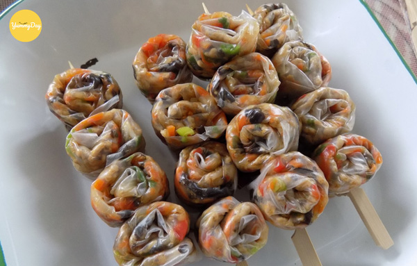 Xiên những cuộn bánh lại