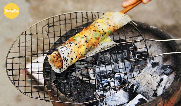 Nướng bánh tráng mắm ruốc