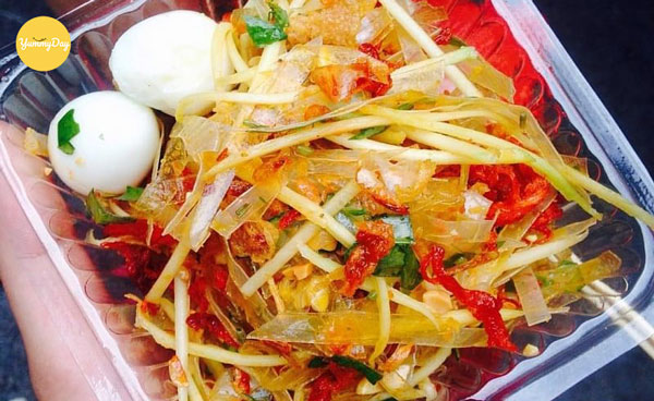 Vào bếp làm bánh tráng muối trộn sa tế thôi
