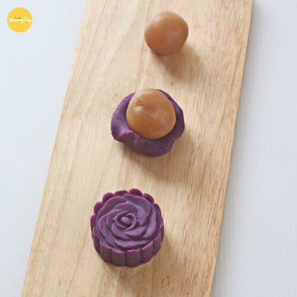 Tạo hình cho bánh trung thu khoai lang tím