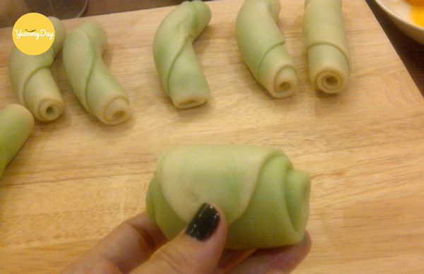 Cán dẹt và cuộn bột thêm 1 lần nữa