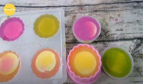 Đặt bánh flan vào khuôn và đổ tiếp lớp rau câu