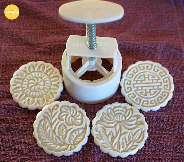 Đổ rau câu vào khuôn bánh trung thu