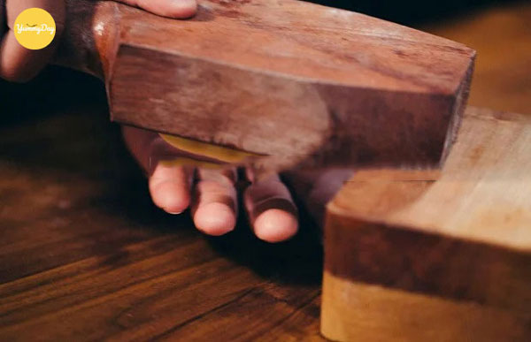 Đập khuôn xuống bàn để lấy bánh ra