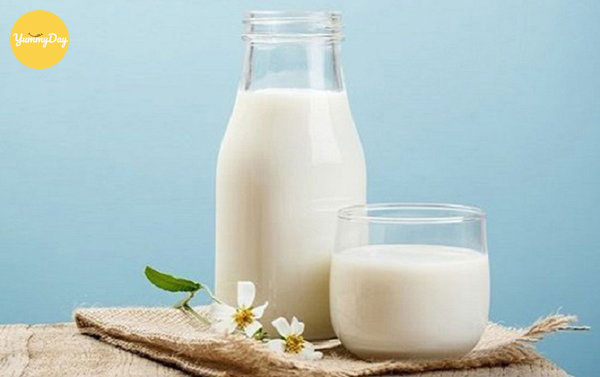 Bạn chuẩn bị sữa tươi không đường để làm phần phết bánh