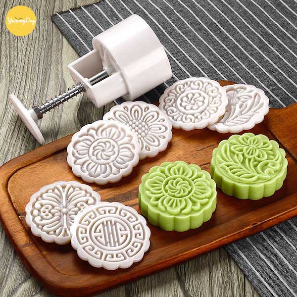Bạn đóng bánh trung thu thật chặt