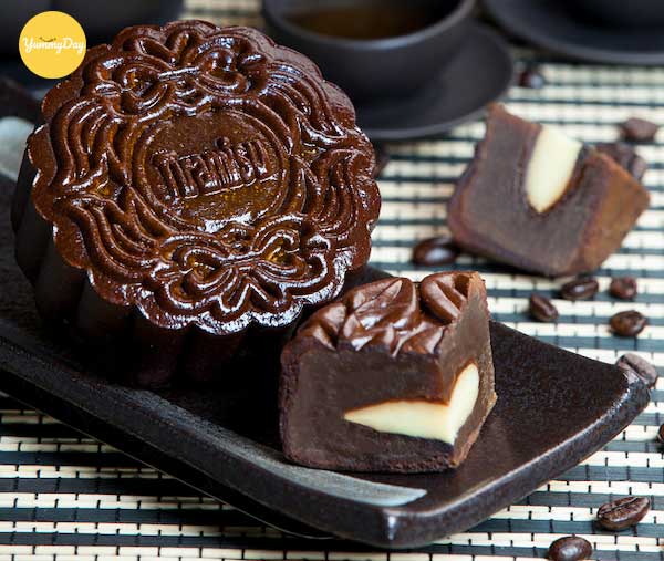 Thưởng thức bánh trung thu tiramisu nhân socola thơm ngon
