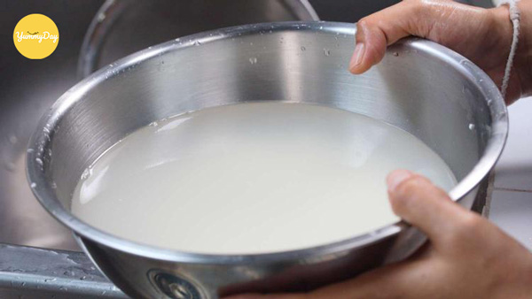 Ngâm gạo nếp với nước tro