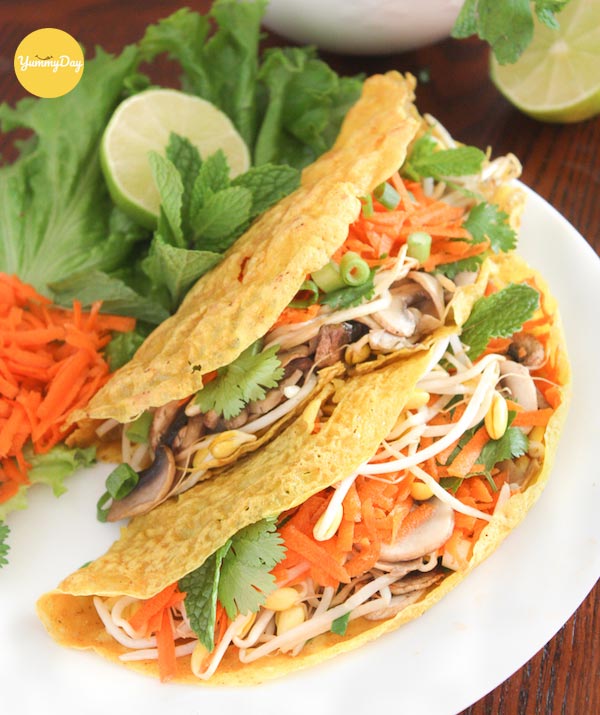 Thưởng thức bánh xèo ngon ơi là ngon!
