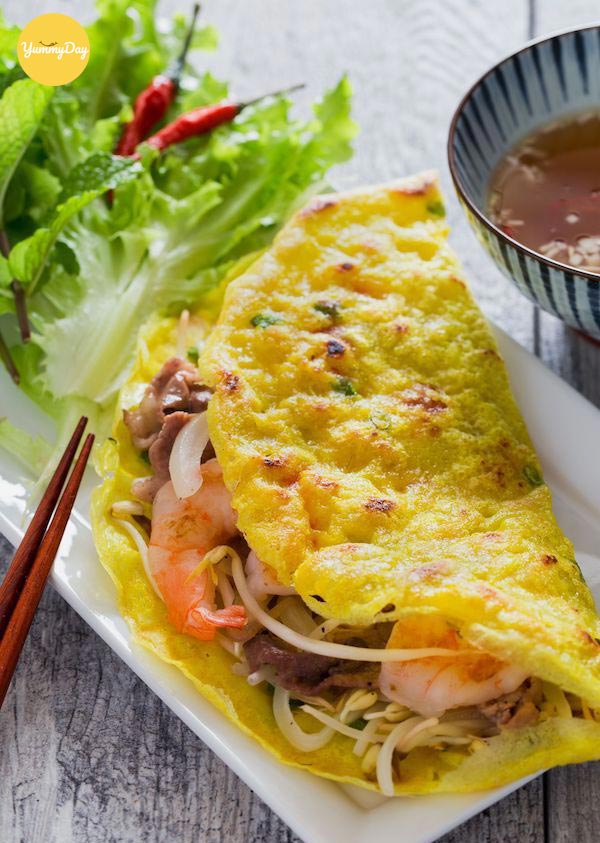 Thưởng thức bánh xèo khi còn nóng để đảm bảo độ giòn nhé.