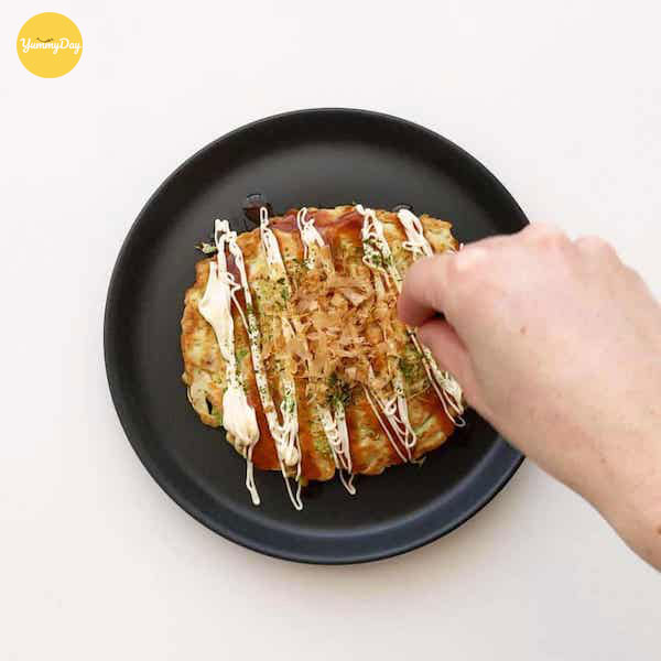 Rắc cá ngừ bào lên trên mặt bánh