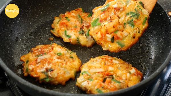 Đổ bánh xèo vàng đều 2 mặt