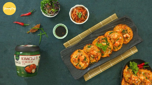 Bánh xèo kim chi hải sản Hàn Quốc nhìn thôi đã muốn thưởng thức.