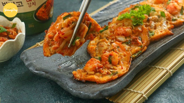 Thưởng thức bánh xèo Hàn Quốc ngay thôi.