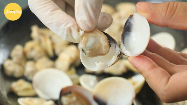 Bóc lấy phần thịt nghêu đã luộc