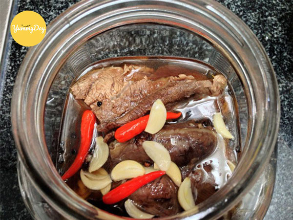 Cho bắp bò vào hũ để chưng mắm