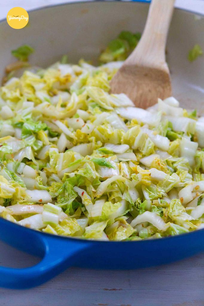 Bắp cải xào trên chảo