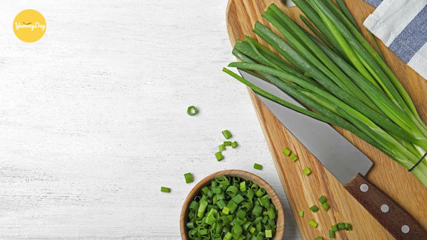 Cắt phần lá để cho vào sau khi món ăn hoàn thành