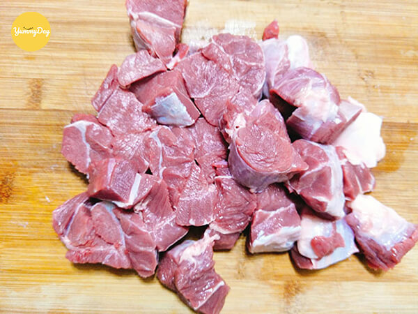 Thịt bò rửa sạch, thái miếng vừa ăn