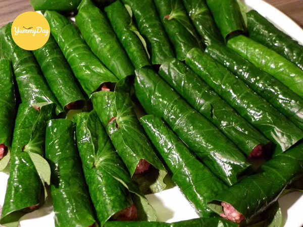 Những cuốn bò lá lốt sẵn sàng để nướng