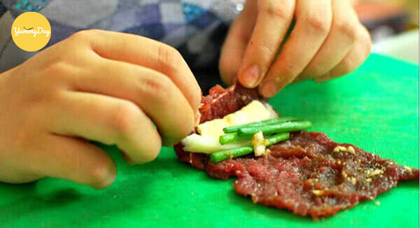 Cuộn thịt với phô mai lại với nhau