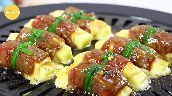 Miếng thịt được cuộn phô mai được xếp ngay ngắn trên lò than