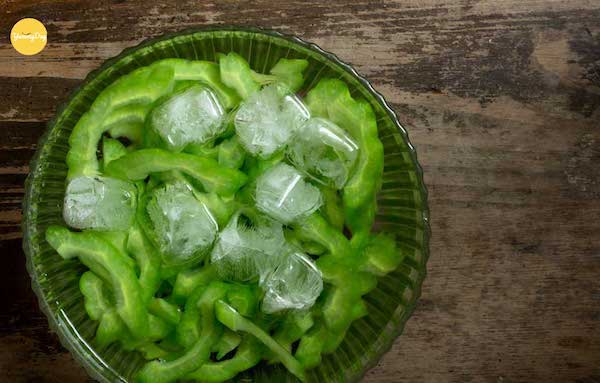 Ngâm khổ qua trong đá lạnh để giảm độ đắng