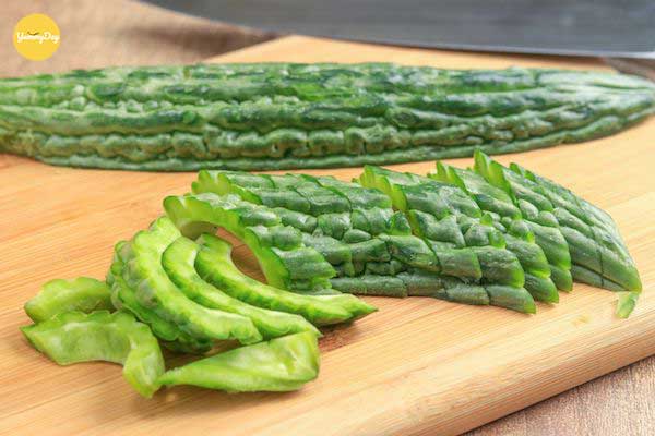 Thái lát mướp đắng thành khúc xéo nhỏ