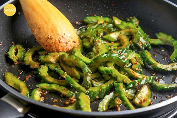 Phi tỏi và xào khổ qua