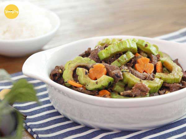 Món thịt bò xào mướp đắng và cà rốt