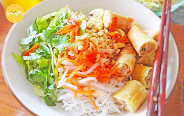 Nhớ chuẩn bị đầy đủ nguyên liệu để có tô bún chả giò chất lượng