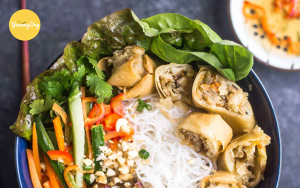 Bắt tay vào làm bún chả giò siêu cấp hấp dẫn