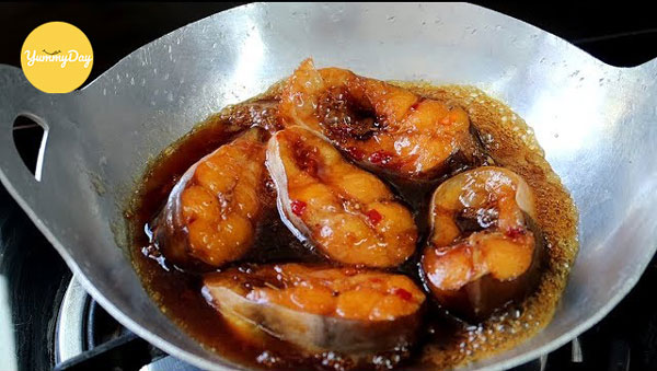 Tiến hành kho cá trước