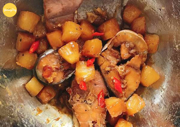 Bước cuối hoàn thành món cá basa kho thơm