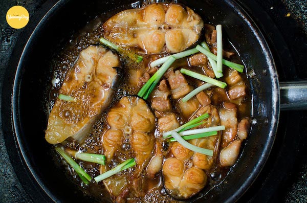Tiến hành kho cá basa
