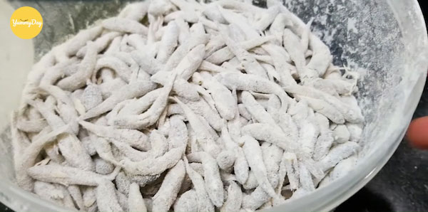 Lăn cá qua lớp bột chiên giòn