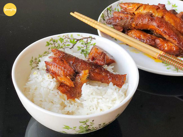 Cá bống kho nghệ ăn kèm cơm nóng là ngon số 1