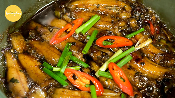 Nồi cá bống kho tương sôi ùng ục
