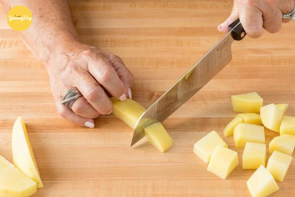Cắt khoai tây thành miếng vừa ăn