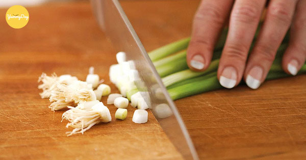 Băm nhỏ phần đầu trắng của hành