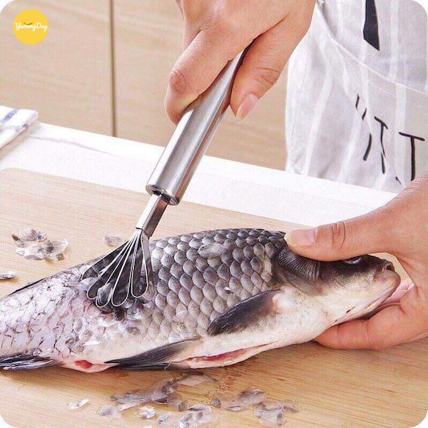 Sơ chế cá thật kỹ trước khi đưa vào khâu nấu nướng