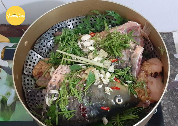 Hấp cá chép với ngải cứu thơm ngon