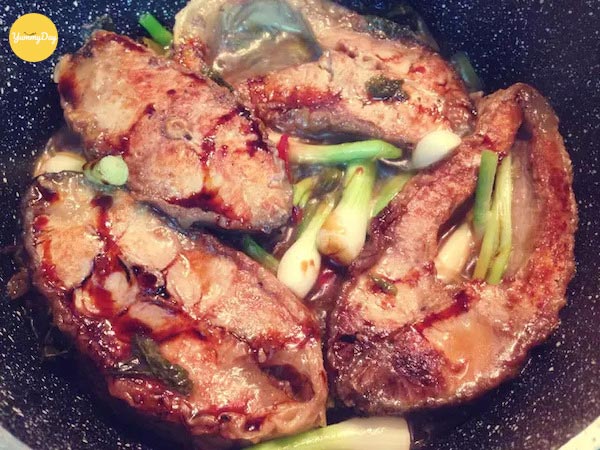Kho cá chép với dưa