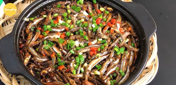 Cùng làm cá cơm kho tiêu với YummyDay nhé!