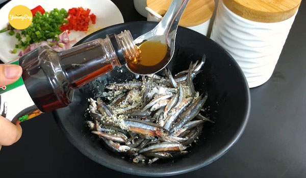 Tiến hành ướp cá cơm