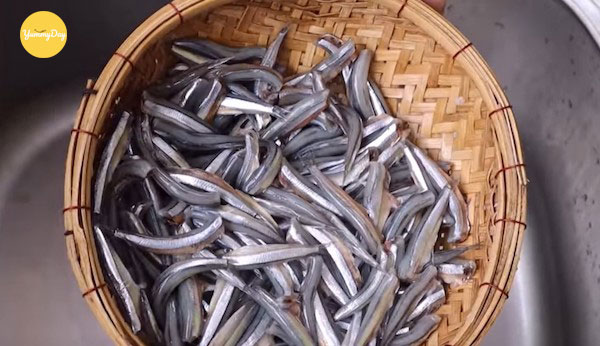 Sơ chế cá cơm thật sạch nào